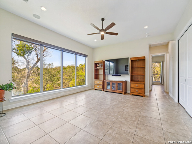 Listing photo id 16 for 1556 Canyon Lake Drive