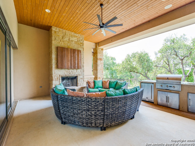 Listing photo id 3 for 1556 Canyon Lake Drive