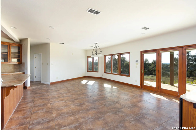 Listing photo id 11 for 1141 Currie Road