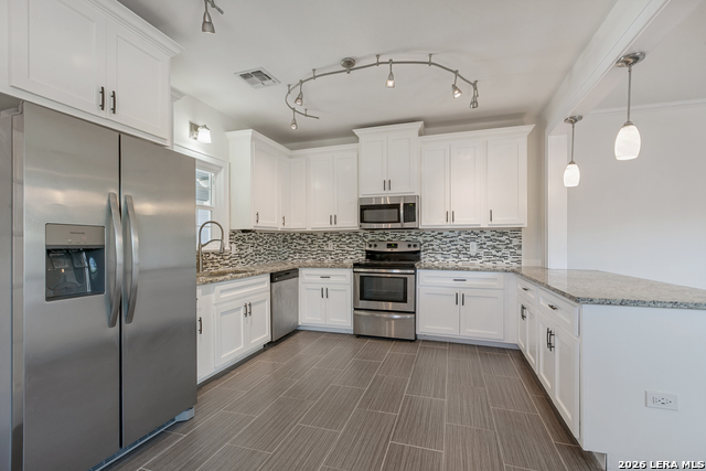 Image 10 of 26 For 729 Kings Hwy W