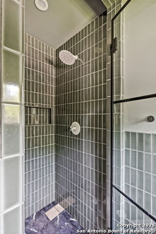 Image 29 of 44 For 2330 Blanton Dr