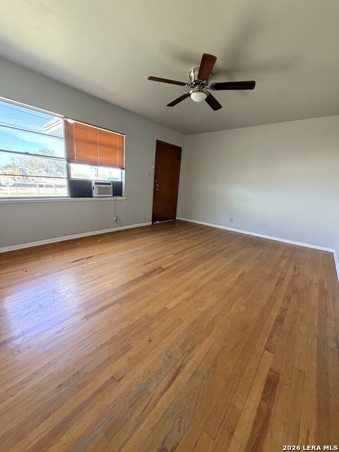 Listing photo id 2 for 4926 Alma  2