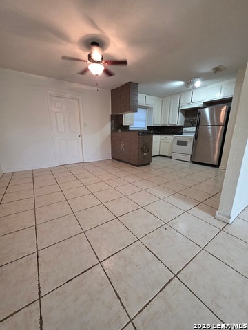 Image 4 of 8 For 915 Frio E 