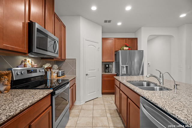 Listing photo id 10 for 7347 Bluebonnet Bay