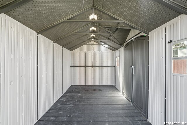 Image 35 of 42 For 450 Turnberry