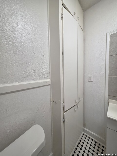 Image 15 of 16 For 930 Grayson E 2