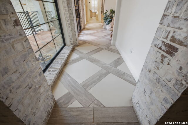 Image 18 of 113 For 11418 Anaqua Springs