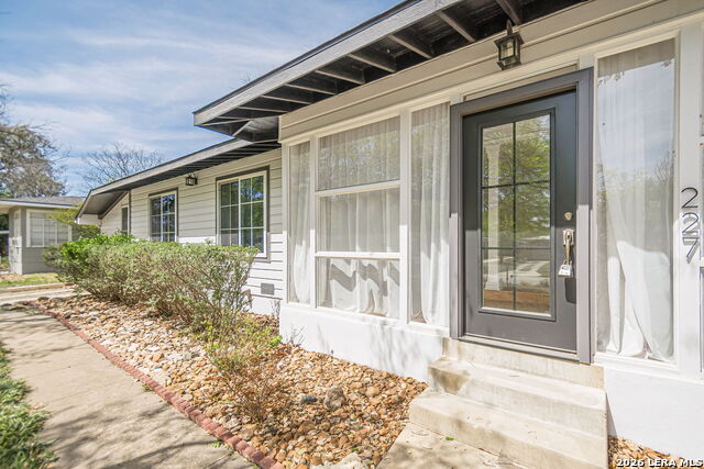 Image 7 of 57 For 227 Devonshire Dr