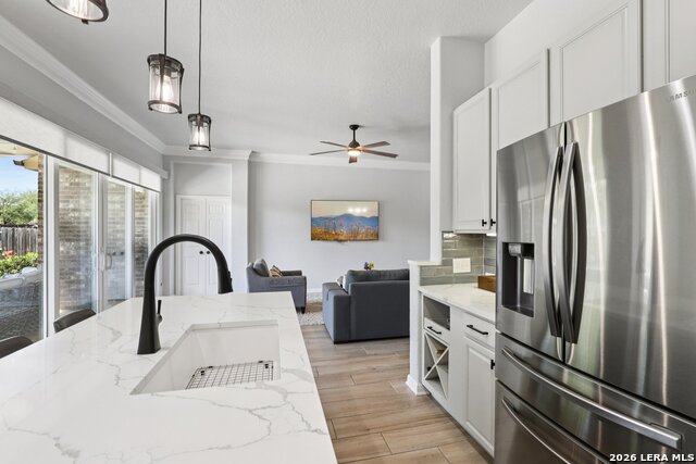 Listing photo id 17 for 609 Oakmont Way