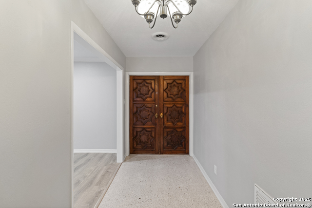 Image 3 of 33 For 510 Inez E 