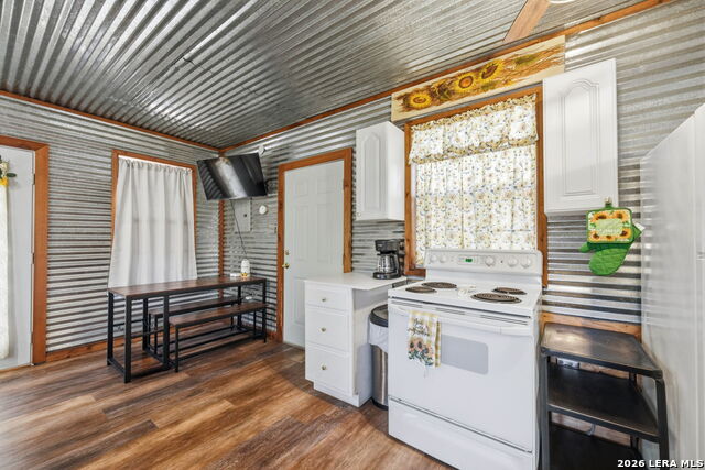 Image 33 of 49 For 3400 Lakeview