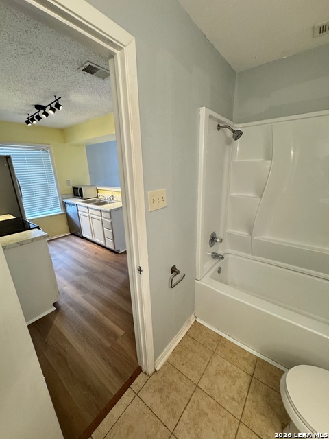 Image 19 of 23 For 4949 Hamilton Wolfe  9201