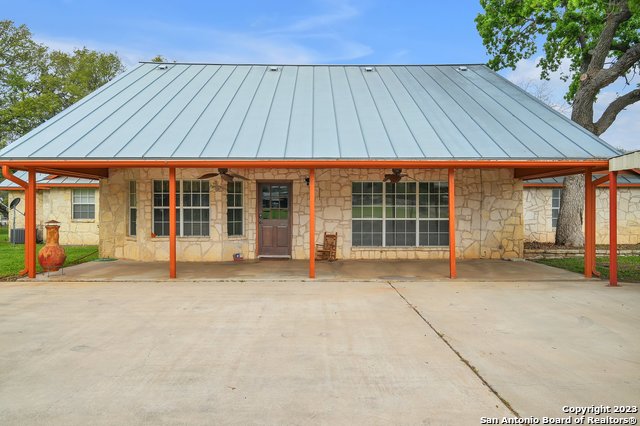 Listing photo id 12 for 2112 Eichman Rd