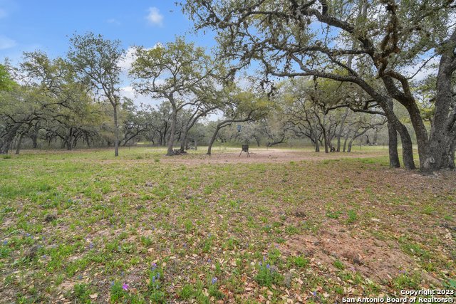 Listing photo id 46 for 2112 Eichman Rd