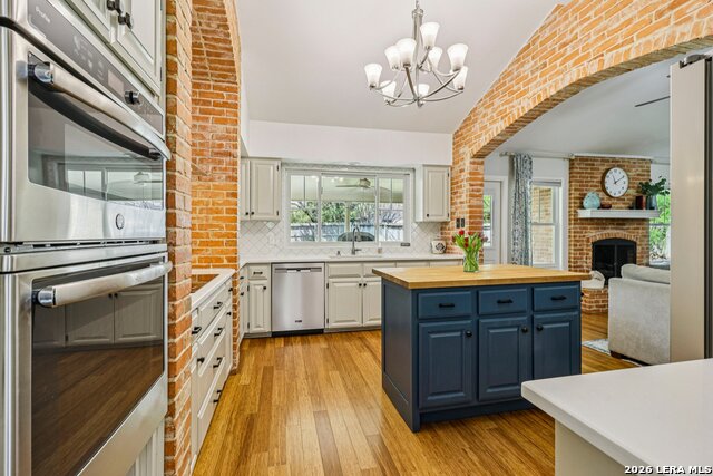 Image 18 of 37 For 15719 Blue Creek St