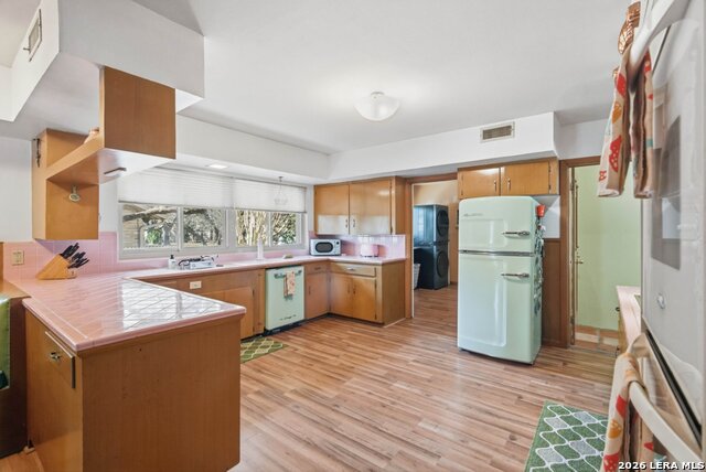 Image 18 of 38 For 103 Roleto Drive