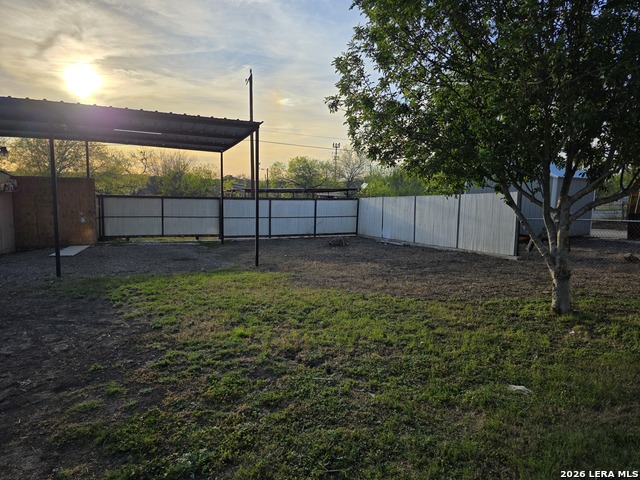 Listing photo id 3 for 527 Griggs  