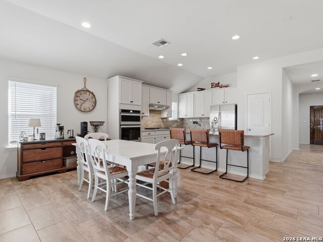 Listing photo id 10 for 642 Rusty Gate Way