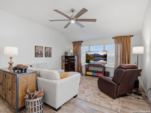 Listing photo id 13 for 642 Rusty Gate Way