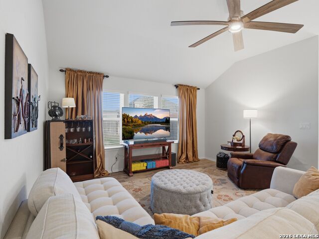 Listing photo id 14 for 642 Rusty Gate Way