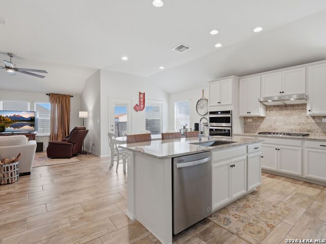 Listing photo id 7 for 642 Rusty Gate Way