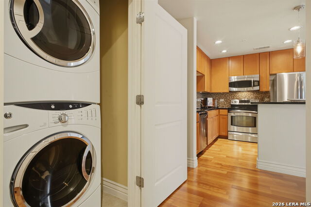 Image 26 of 48 For 215 Center N 804