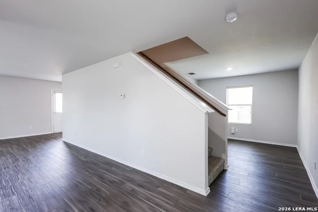 Listing photo id 8 for 5523 Degan Way