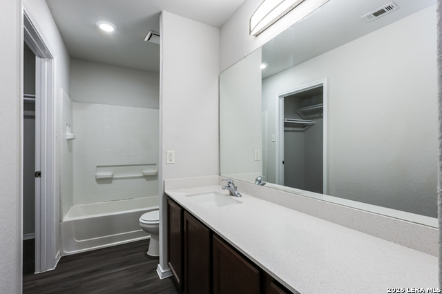 Listing photo id 12 for 5523 Degan Way