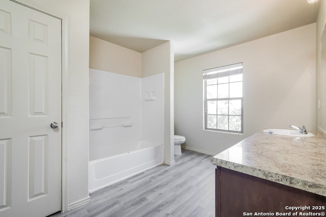 Listing photo id 8 for 2727 Majestic