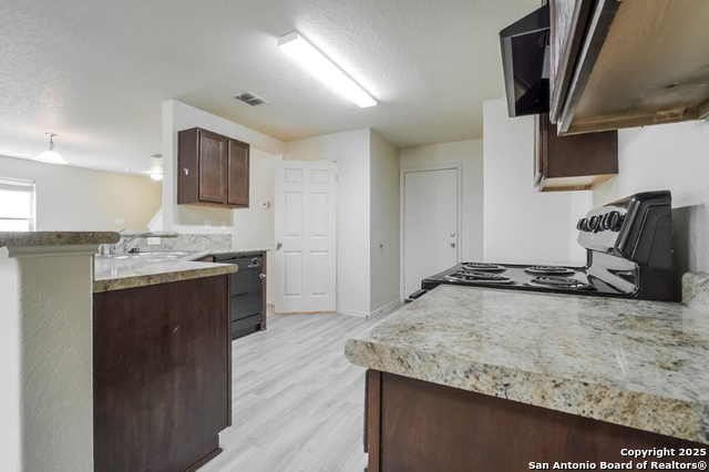 Listing photo id 0 for 2727 Majestic