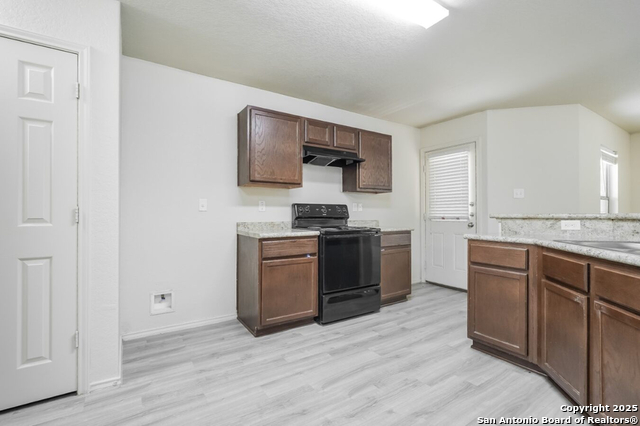 Listing photo id 1 for 2727 Majestic