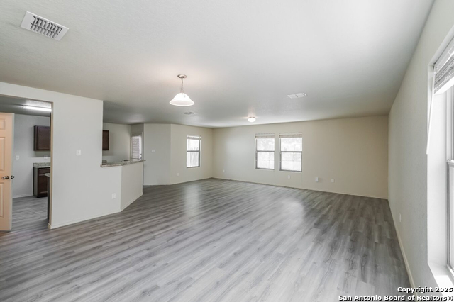 Listing photo id 2 for 2727 Majestic