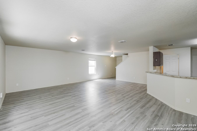 Listing photo id 3 for 2727 Majestic