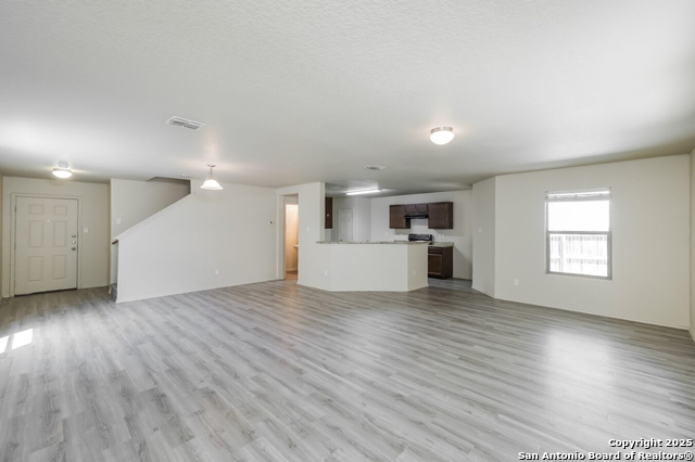 Listing photo id 4 for 2727 Majestic