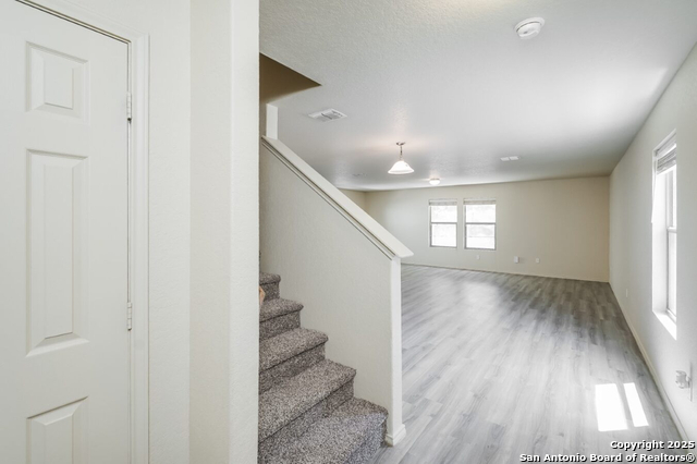 Listing photo id 5 for 2727 Majestic