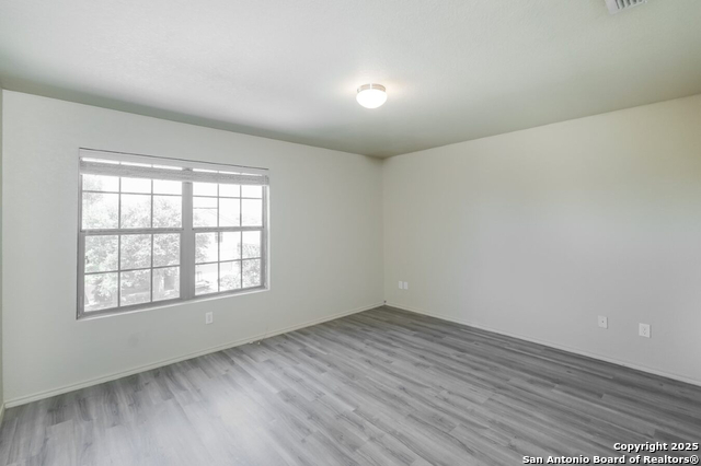 Listing photo id 6 for 2727 Majestic