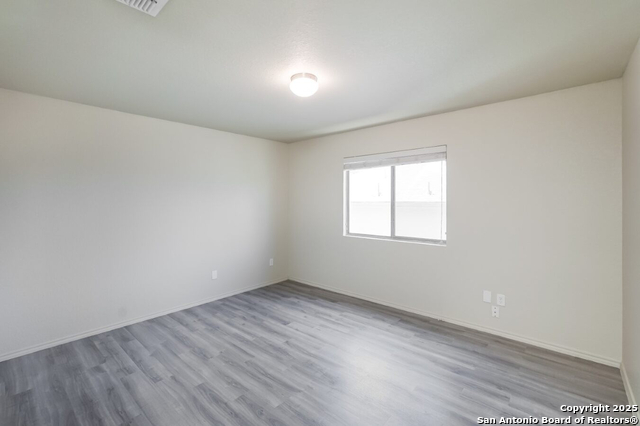 Listing photo id 7 for 2727 Majestic