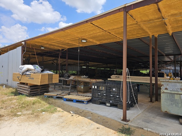 Listing photo id 7 for 8664 Quintana