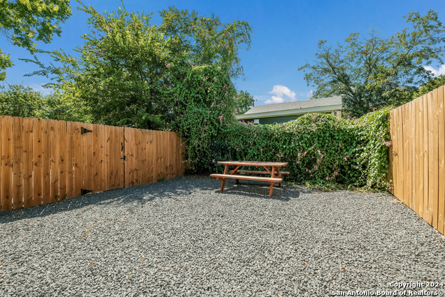 Image 17 of 19 For 732 Lamar St  1