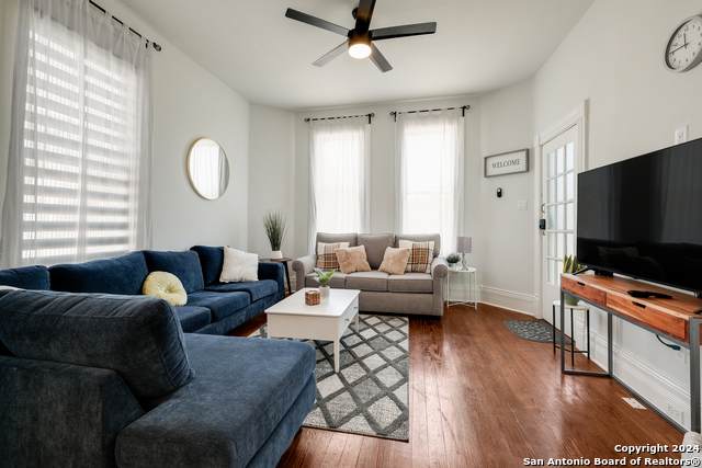 Image 4 of 19 For 732 Lamar St  1