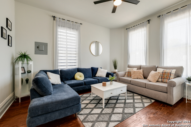 Image 5 of 19 For 732 Lamar St  1