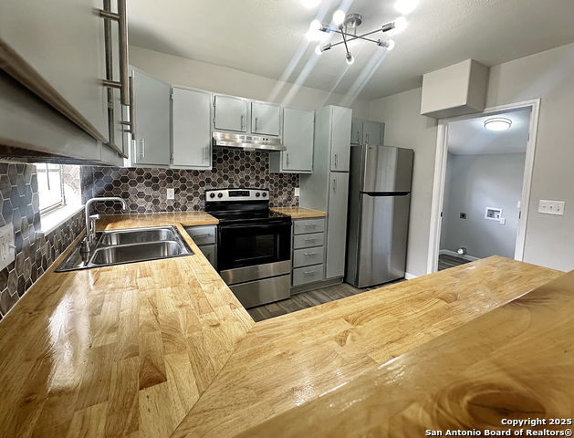 Image 11 of 33 For 806 Adams St. N