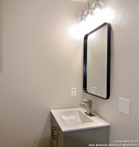 Image 25 of 33 For 806 Adams St. N