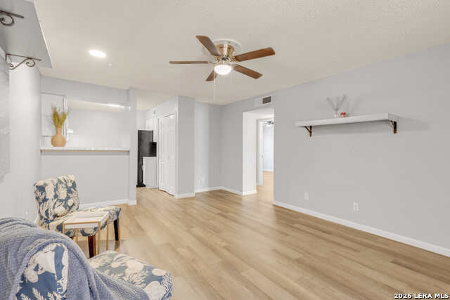 Image 3 of 19 For 3243 Nacogdoches  609