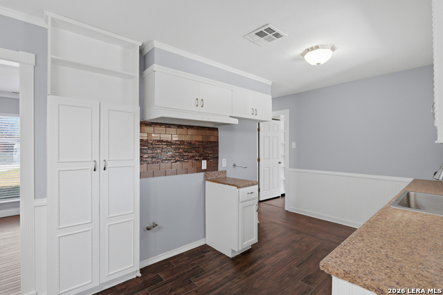 Image 11 of 34 For 210 N Guilford Dr