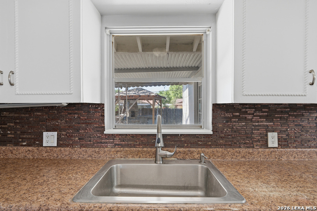 Image 12 of 34 For 210 N Guilford Dr