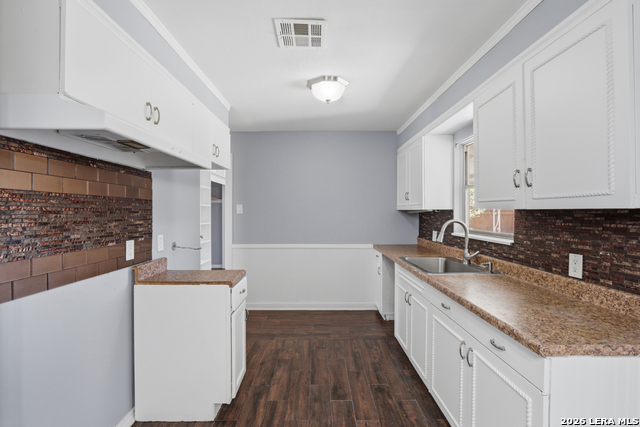 Image 8 of 34 For 210 N Guilford Dr