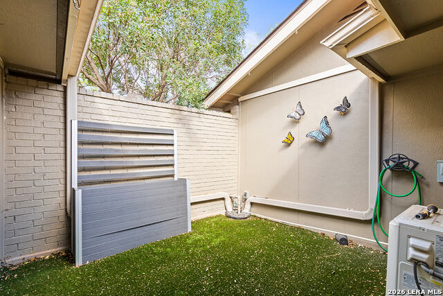 Listing photo id 31 for 7635 Tippit  