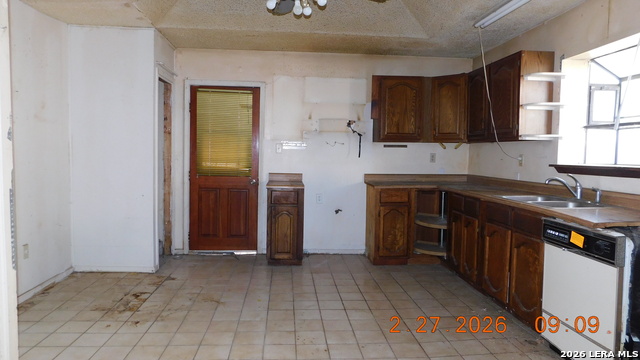 Image 11 of 25 For 912 Theo Ave W