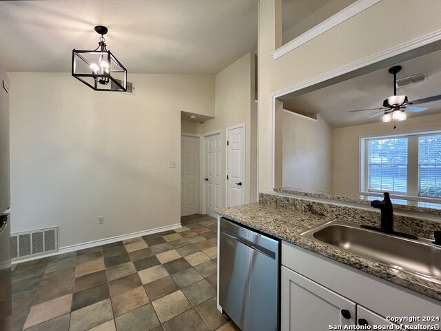Listing photo id 11 for 10254 Dover Ridge  401
